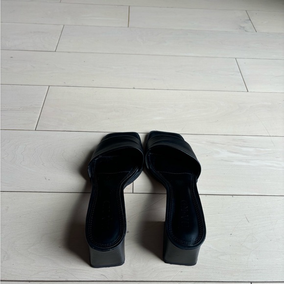 selling the cutest heels! - Picture 3 of 4